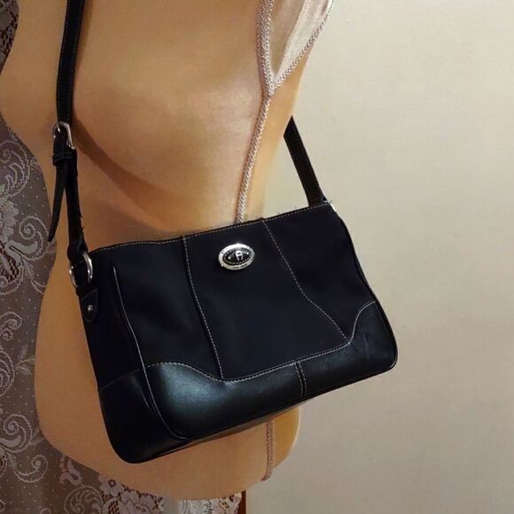 Etienne Aigner Classic purse, 15 inch drop leather strap, middle zip compartment - Picture 1 of 7